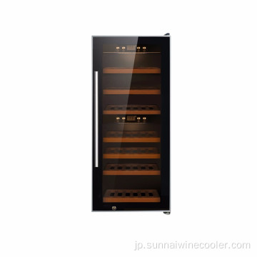 棚とデジタルコントロールのワイン冷蔵庫を表示します